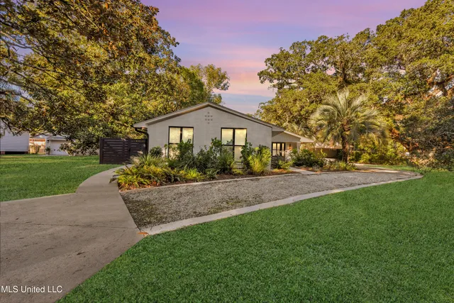 $675,000 | 1105 East Cherokee Glen, Ocean Springs, MS 39564