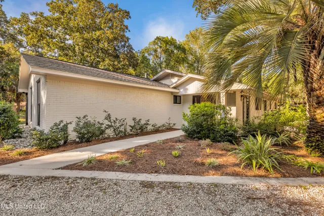 $675,000 | 1105 East Cherokee Glen, Ocean Springs, MS 39564