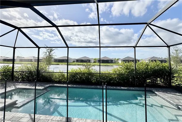 a view of a backyard