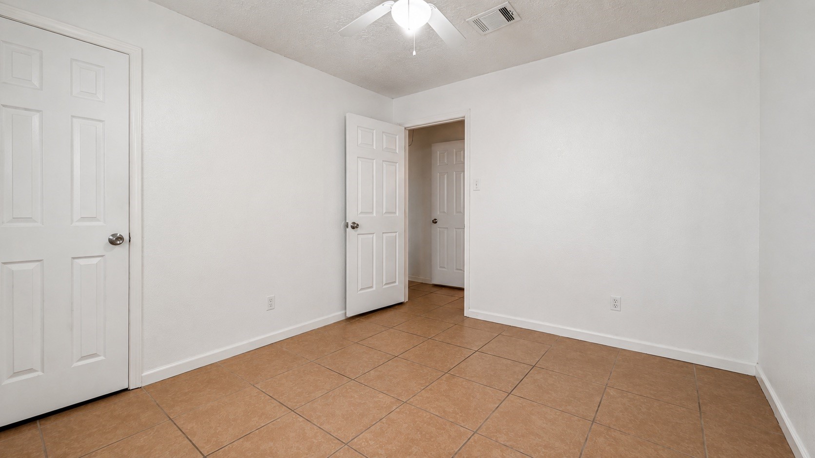 4418 Ponca Street Pasadena, TX 77504 - Photo 18 of 23 Fresh neutral room with closet storage and an easy-to-place layout. (image has been enhance for marketing purposes)