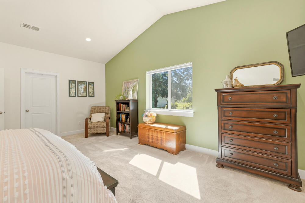 6914 Redstart Road Klamath Falls, OR 97601 - Photo 20 of 55 Spacious!