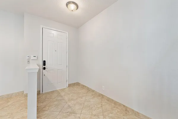 a view of a big room with closet