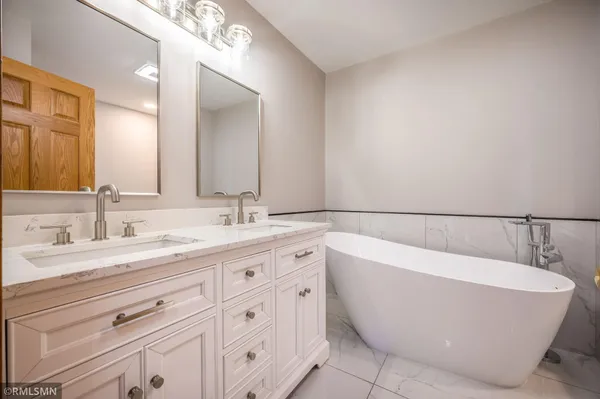 $875,000 | 3800 Sioux Lane, Madison Lake, MN 56063