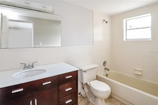 $2,845 | 610 Charlotte Avenue, Tarpon Springs, FL 34689