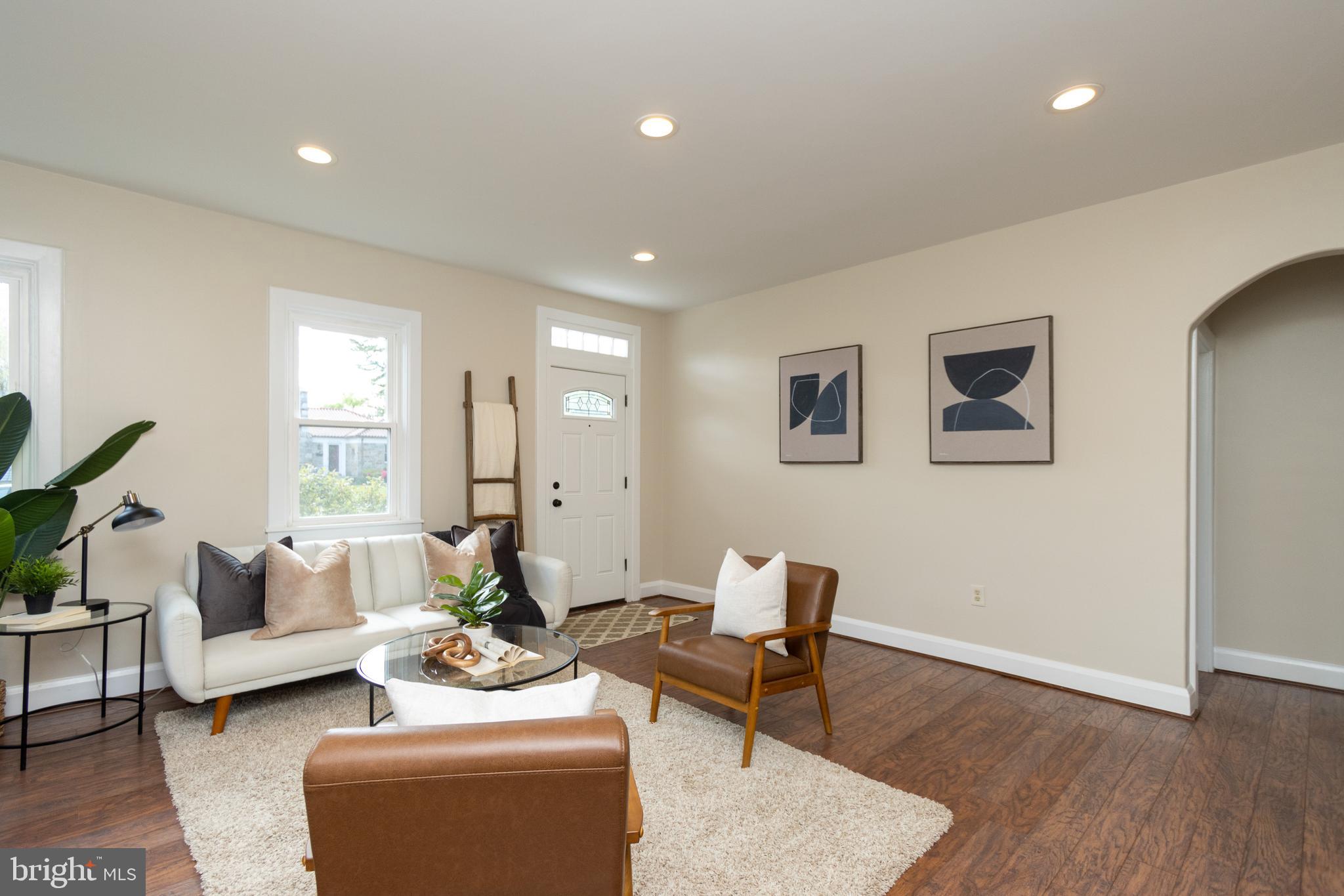 6503 Sherwood Road Baltimore, MD 21239 - Photo 3 of 19 Bright Living Room
