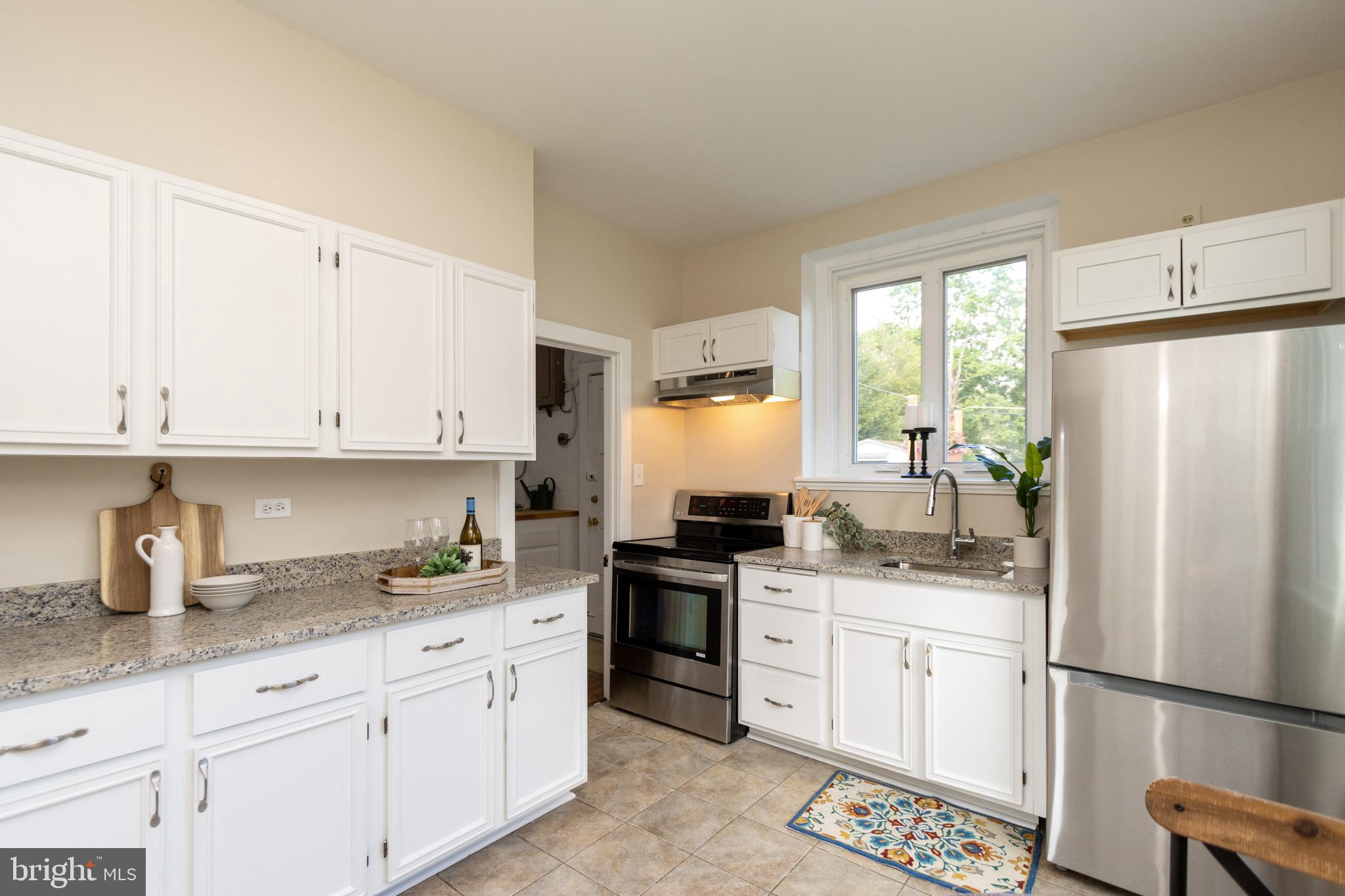 6503 Sherwood Road Baltimore, MD 21239 - Photo 4 of 19 Eat-in Kitchen