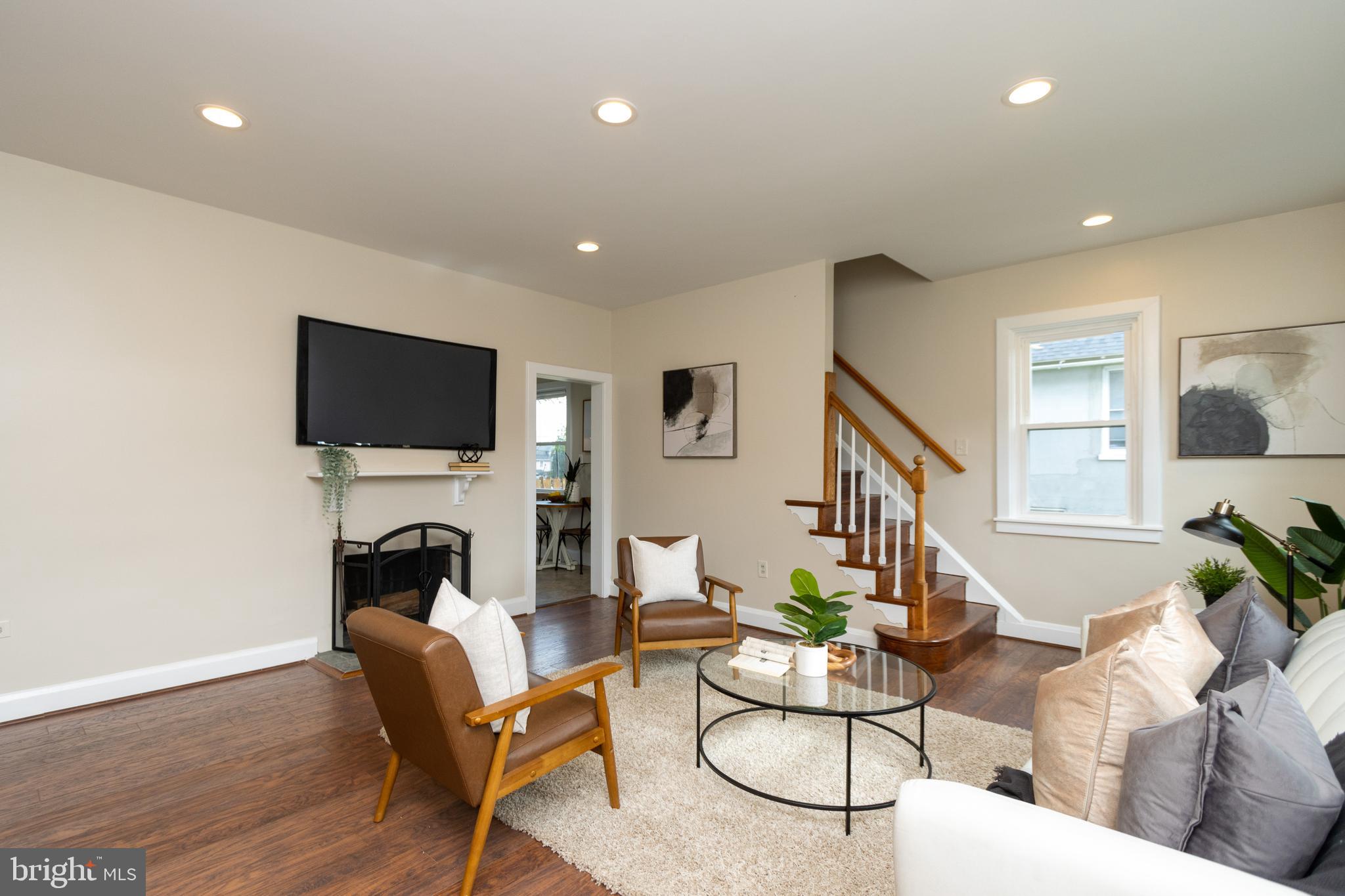 6503 Sherwood Road Baltimore, MD 21239 - Photo 6 of 19 Living Room