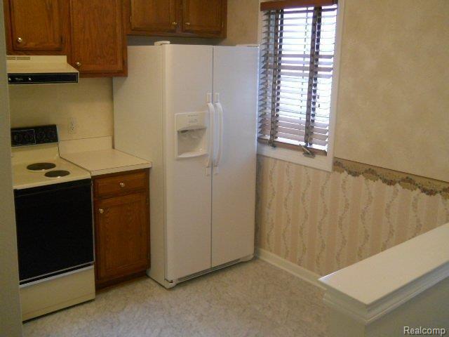904 Ridge Court, Unit 123 Brighton, MI 48116 - Photo 7 of 23 kitchen w new flooring.jpg