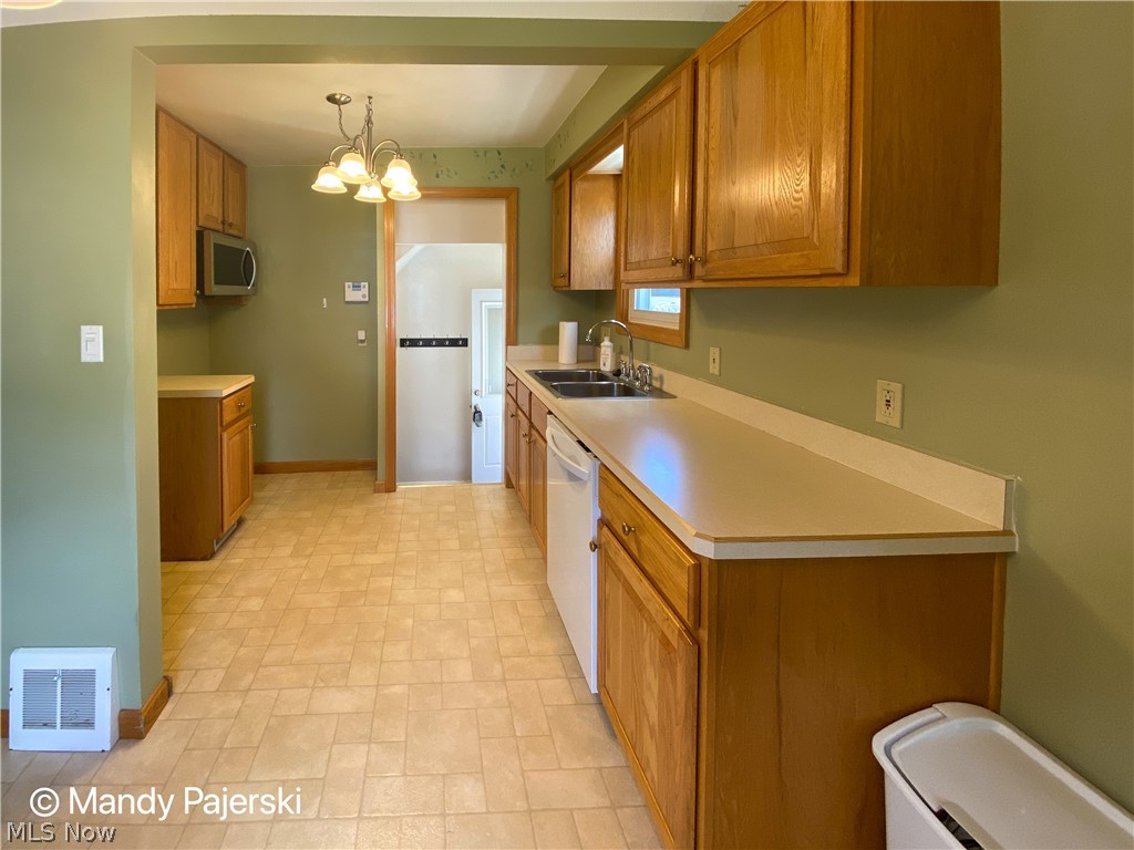 6407 Ridgewood Avenue Parma, OH 44129 - Photo 7 of 34