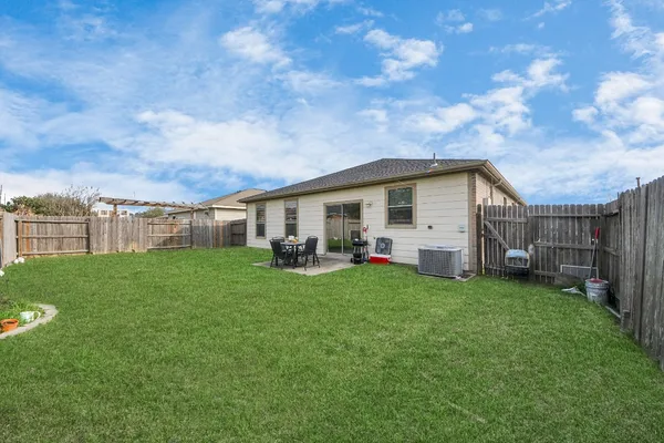 a view of a house with backyard
