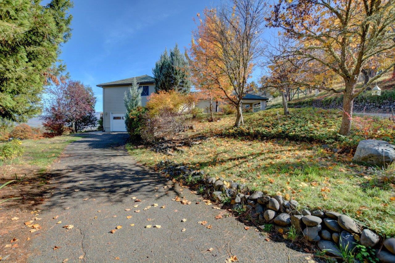 4400 Independence School Road Medford, OR 97501 - Photo 2 of 35 Drive way to 2 Car Attached Garage.