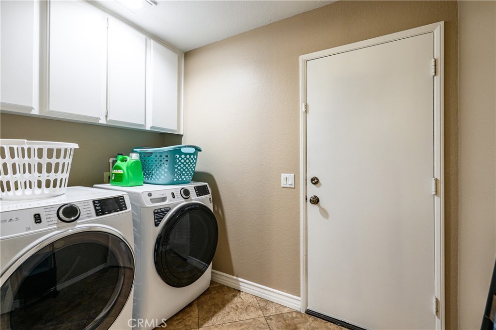 6933 Stanislaus Place Rancho Cucamonga, CA 91701 - Photo 23 of 54 a utility room with dryer and washer