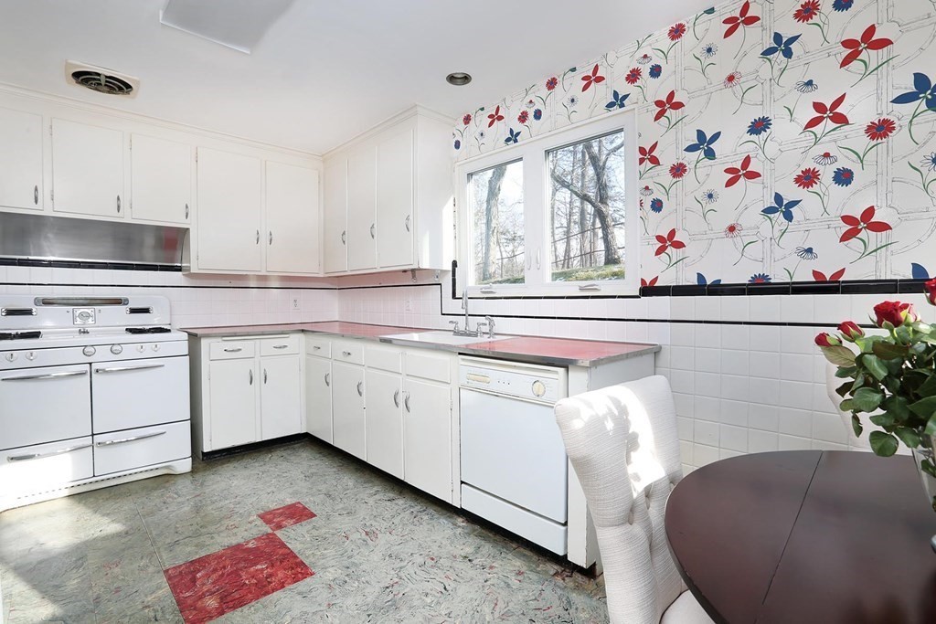 154 Bellingham Road Brookline, MA 02467 - Photo 5 of 8 Gallery Image 5