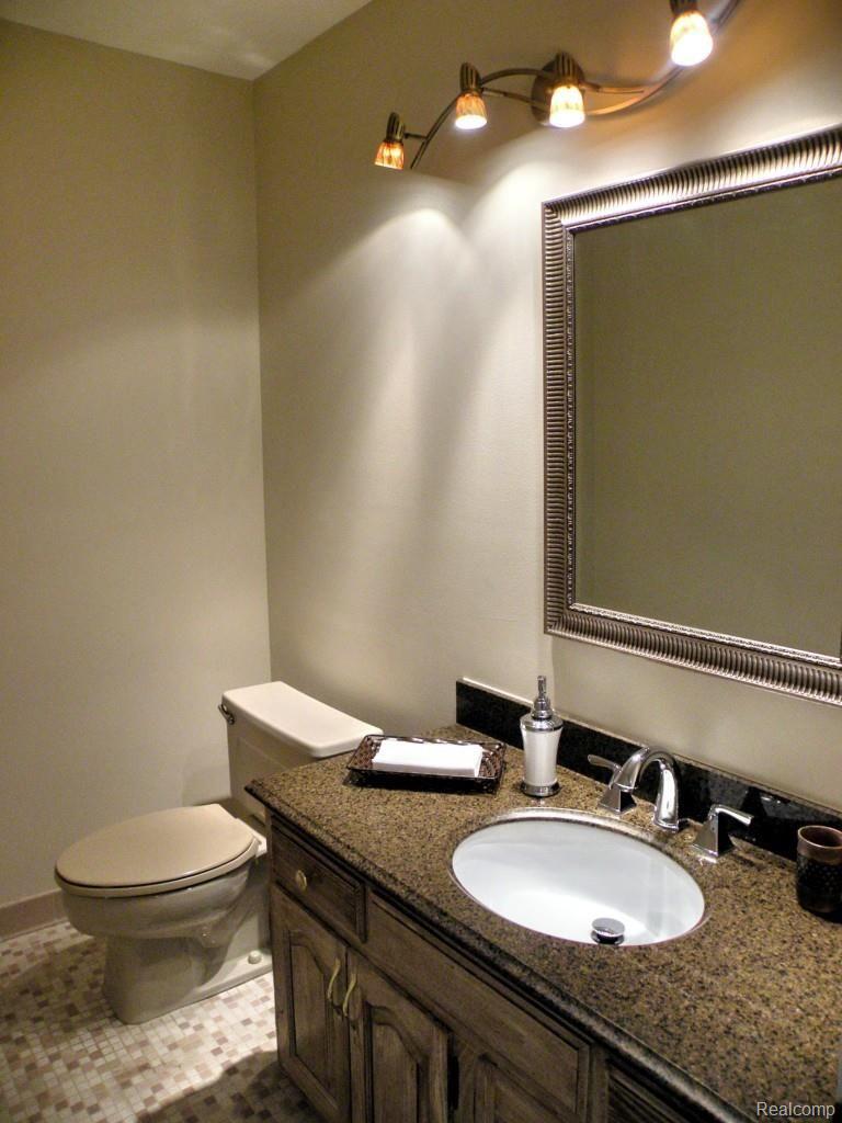919 Golfview Court Rochester, MI 48307 - Photo 27 of 32 Lavatory
