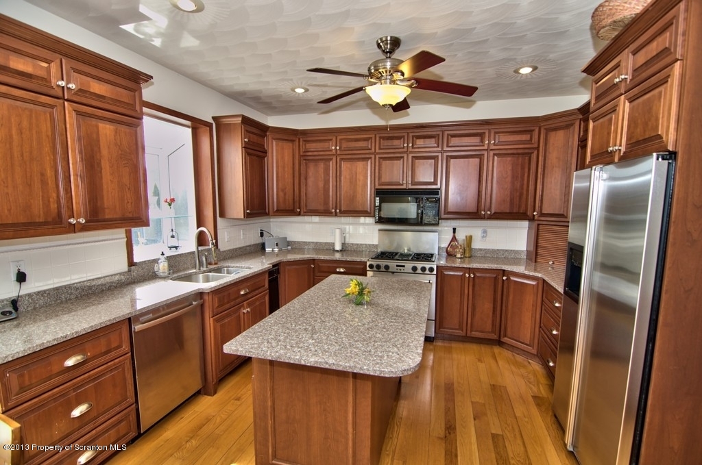 913 Parkview Road Moscow, PA 18444 - Photo 3 of 65 Gallery Image 3