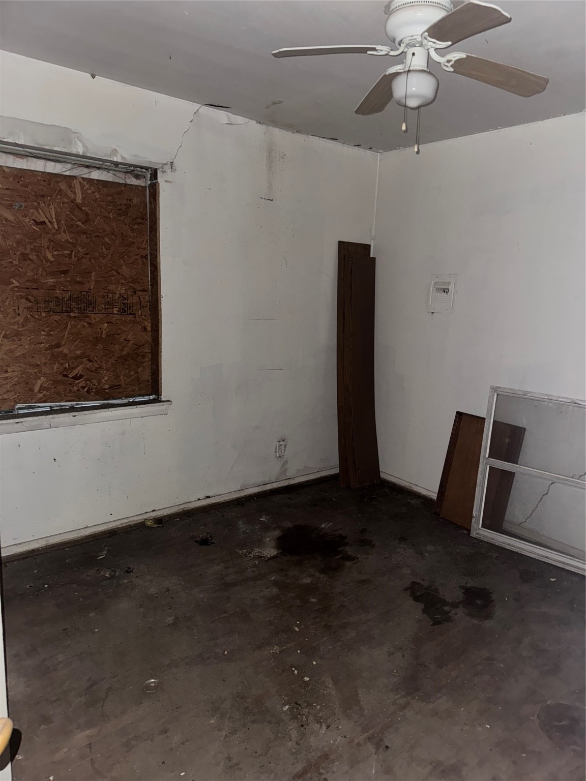 3334 Dulcrest Street Houston, TX 77051 - Photo 8 of 14 a view of an empty room with a window