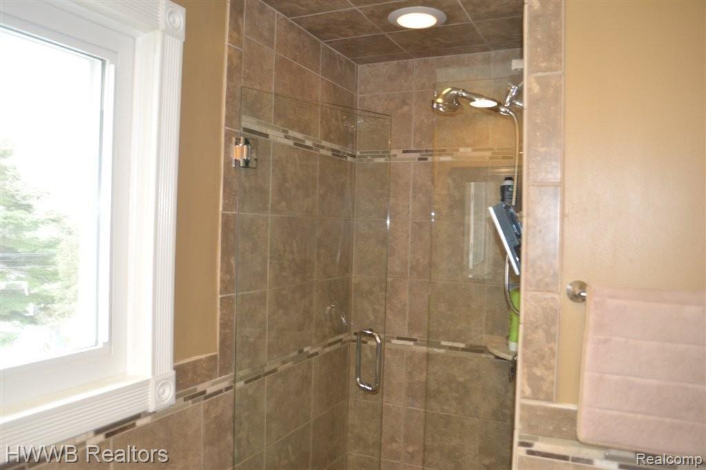 2765 Rhineberry Road Rochester, MI 48309 - Photo 15 of 25 16-MB Shower.JPG