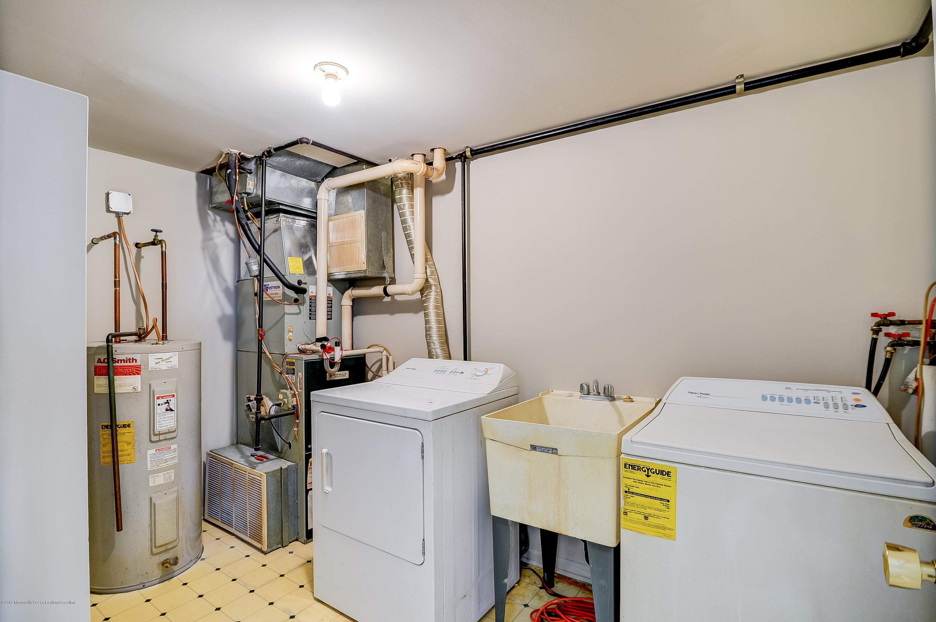 41 Apple Drive Spring Lake Heights, NJ 07762 - Photo 21 of 32 a utility room with dryer and washer