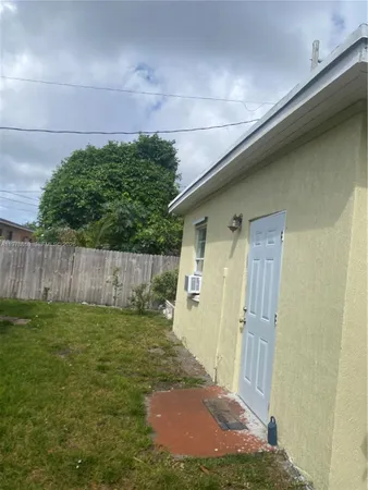a view of a backyard