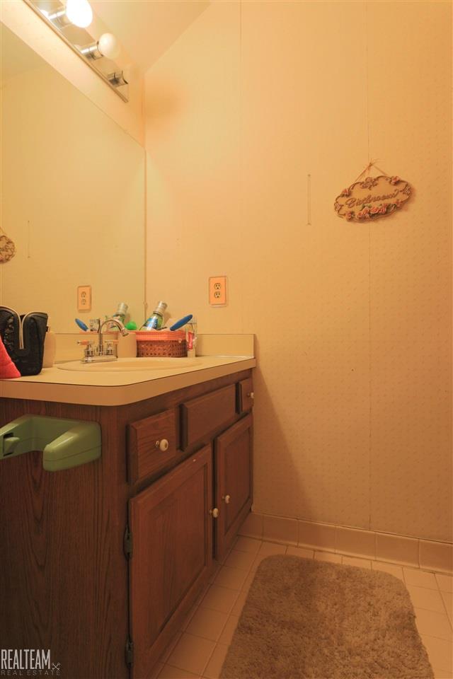 20090 Ridgeway Court Clinton Township, MI 48038 - Photo 12 of 17 31317446-11.JPG