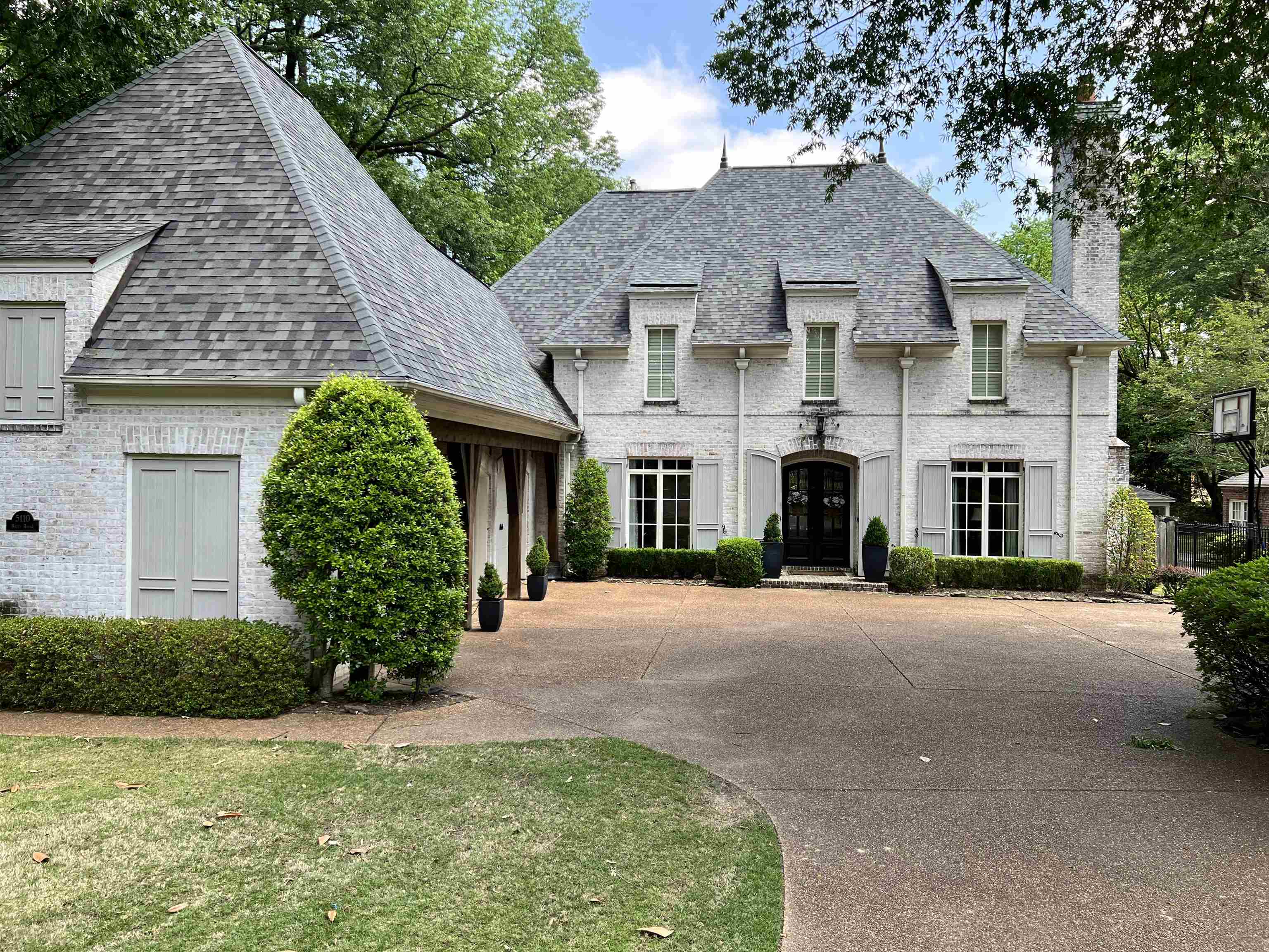 5110 Barry Road Memphis, TN 38117 - Photo 2 of 25 a front view of a house with a garden