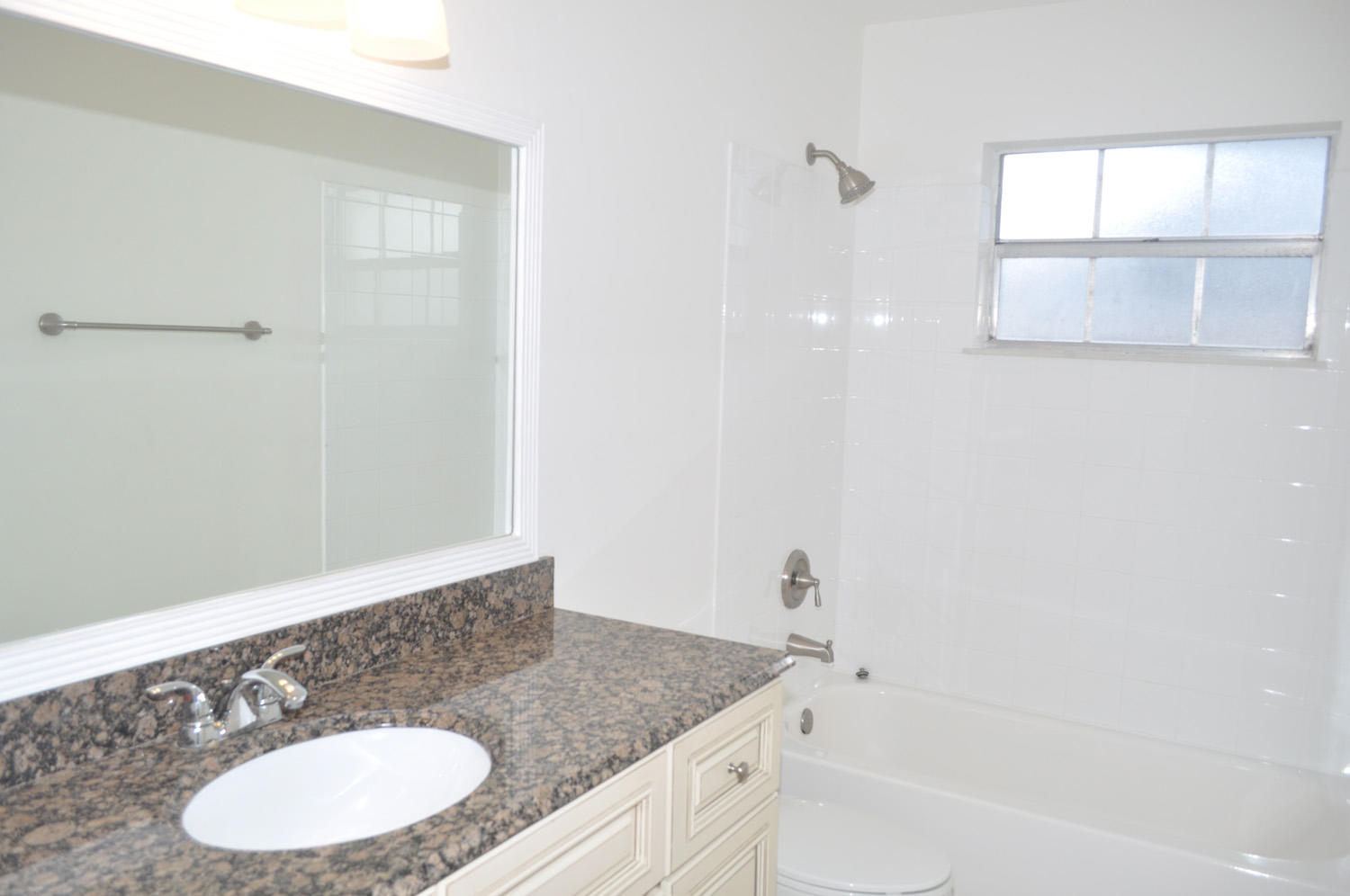 101 Raintree Trail Jupiter, FL 33458 - Photo 19 of 28 GUEST BATHROOM