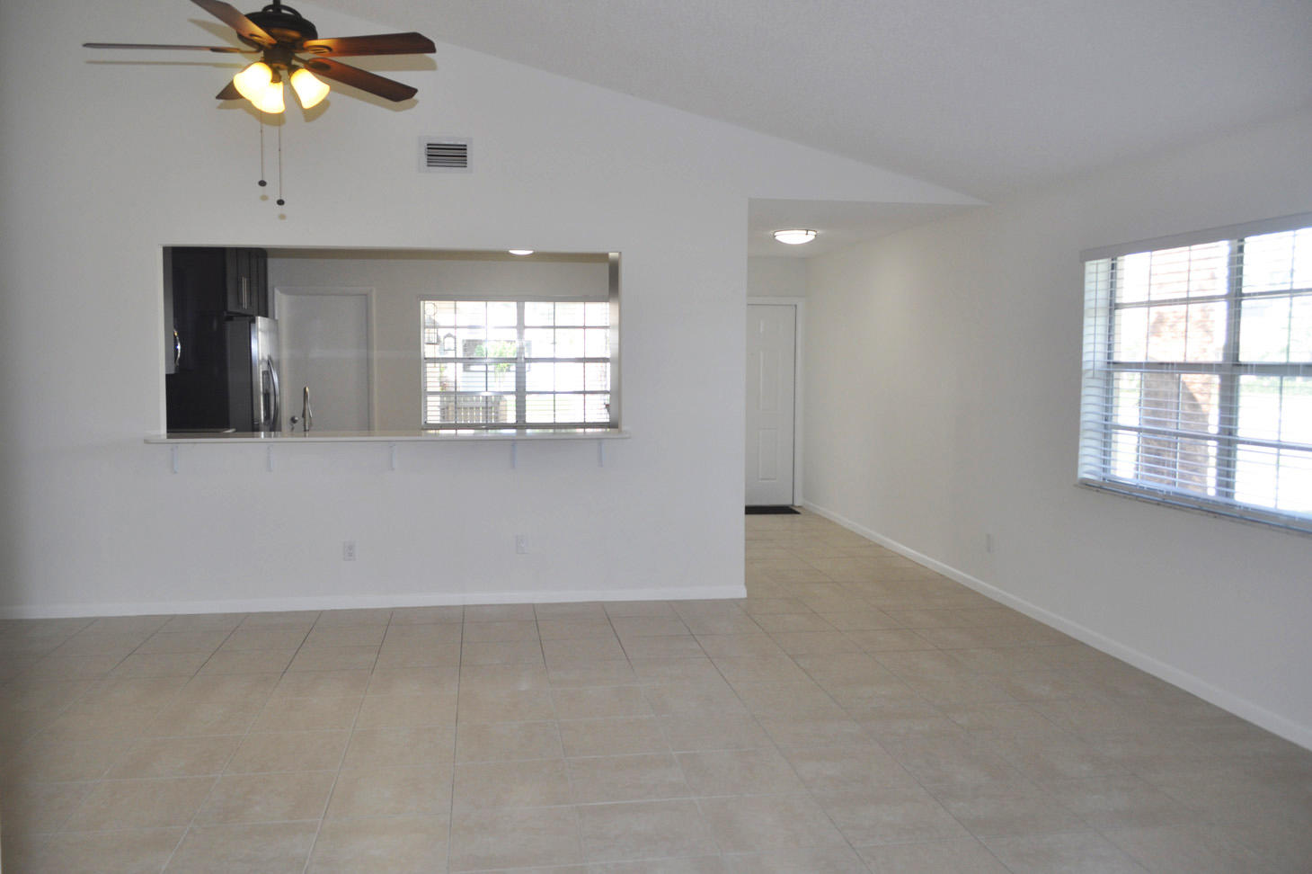 101 Raintree Trail Jupiter, FL 33458 - Photo 3 of 28 LIVING ROOM/ENTRY