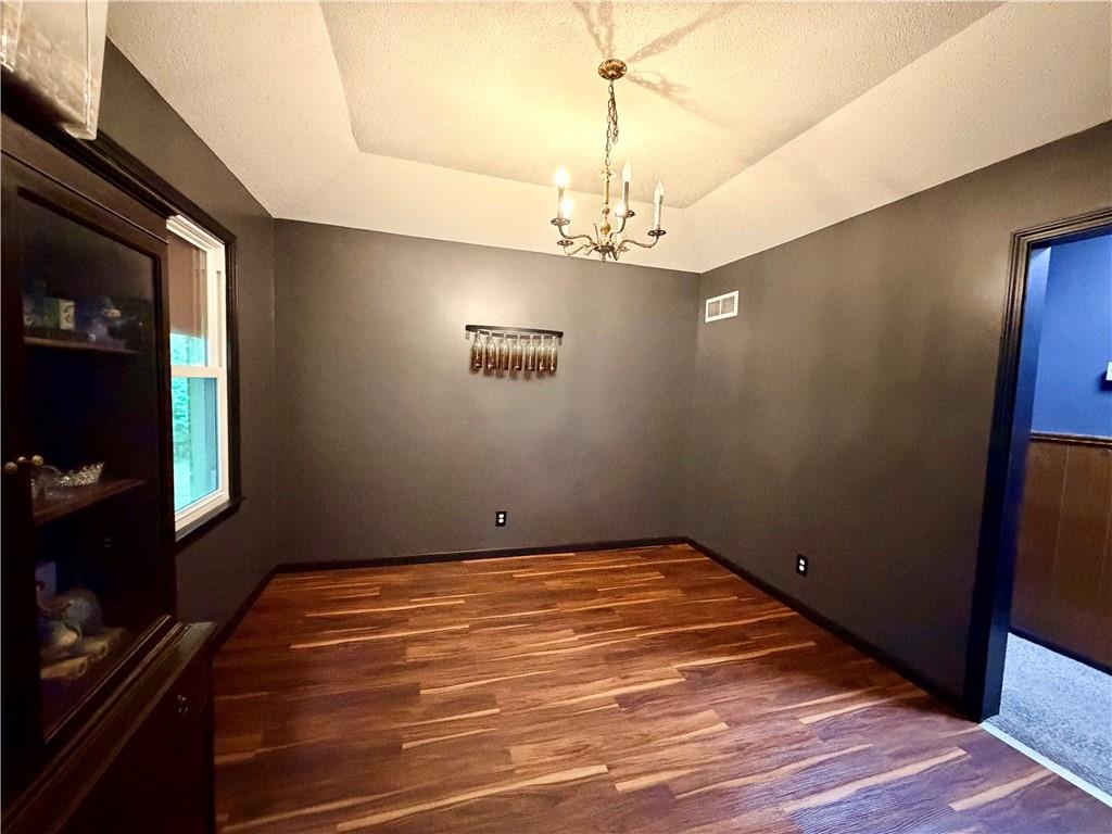 8951 Rene Street Lenexa, KS 66215 - Photo 4 of 25
