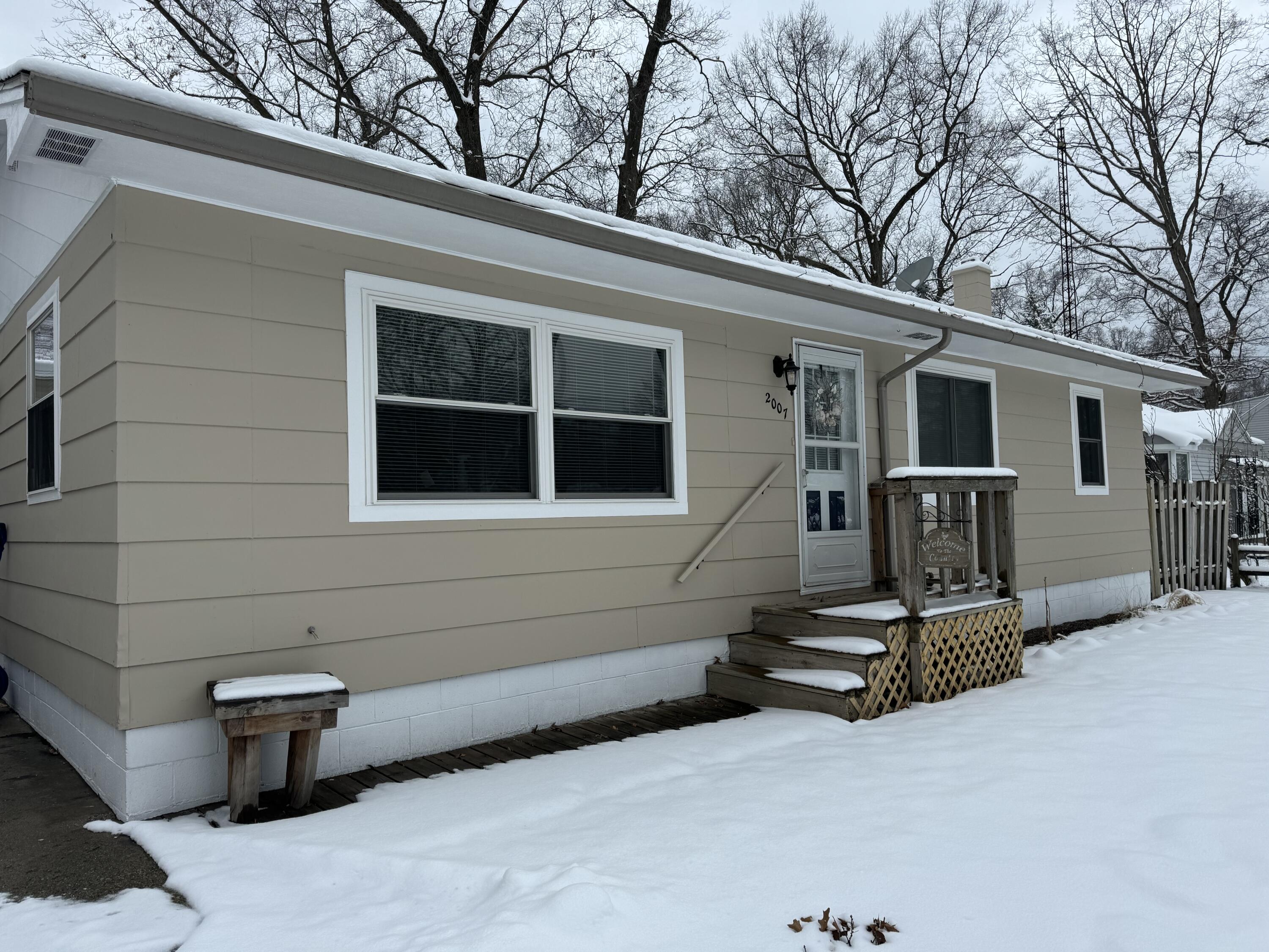 2007 Whitehall Road Muskegon, MI 49445 - Photo 2 of 28 IMG_6072