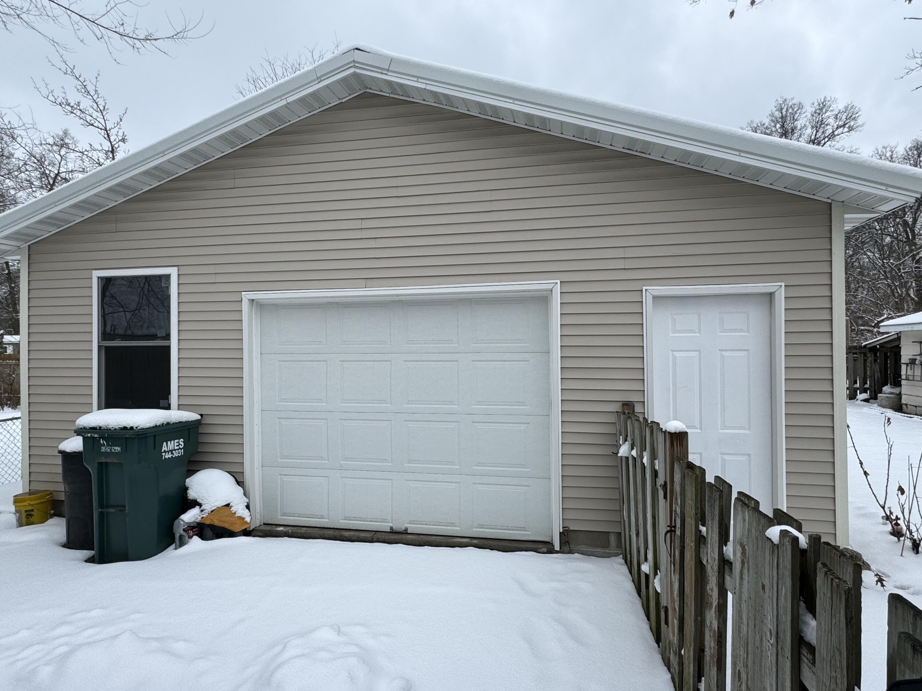 2007 Whitehall Road Muskegon, MI 49445 - Photo 3 of 28 IMG_6069