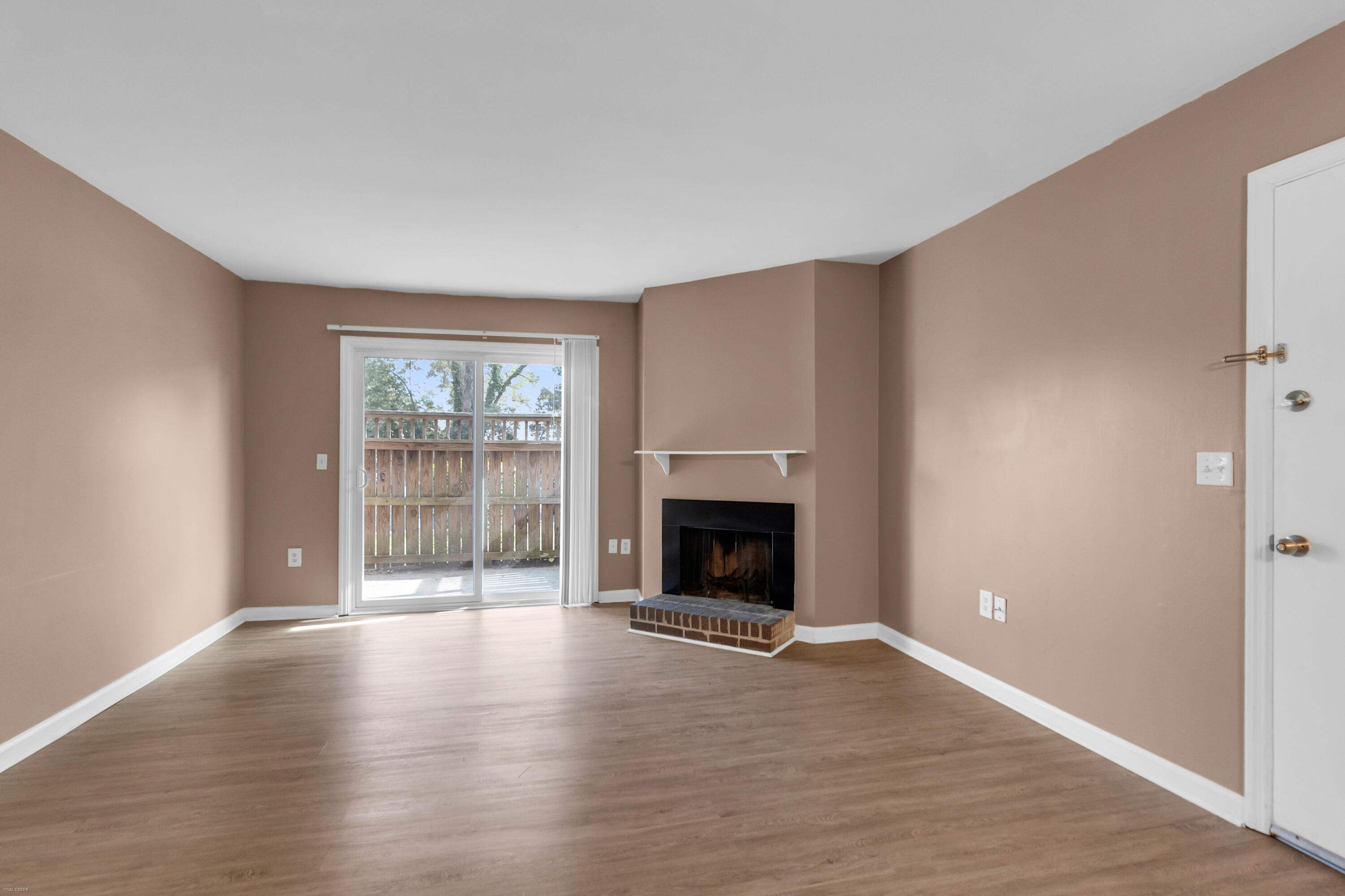 1402 Camp Road, Unit 7A Charleston, SC 29412 - Photo 6 of 34 Living Room