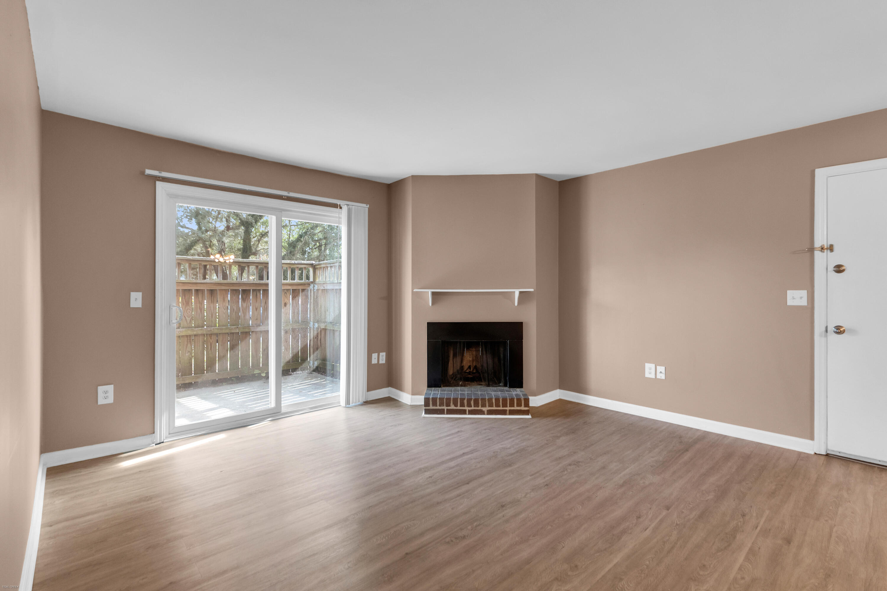 1402 Camp Road, Unit 7A Charleston, SC 29412 - Photo 7 of 34 Living Room