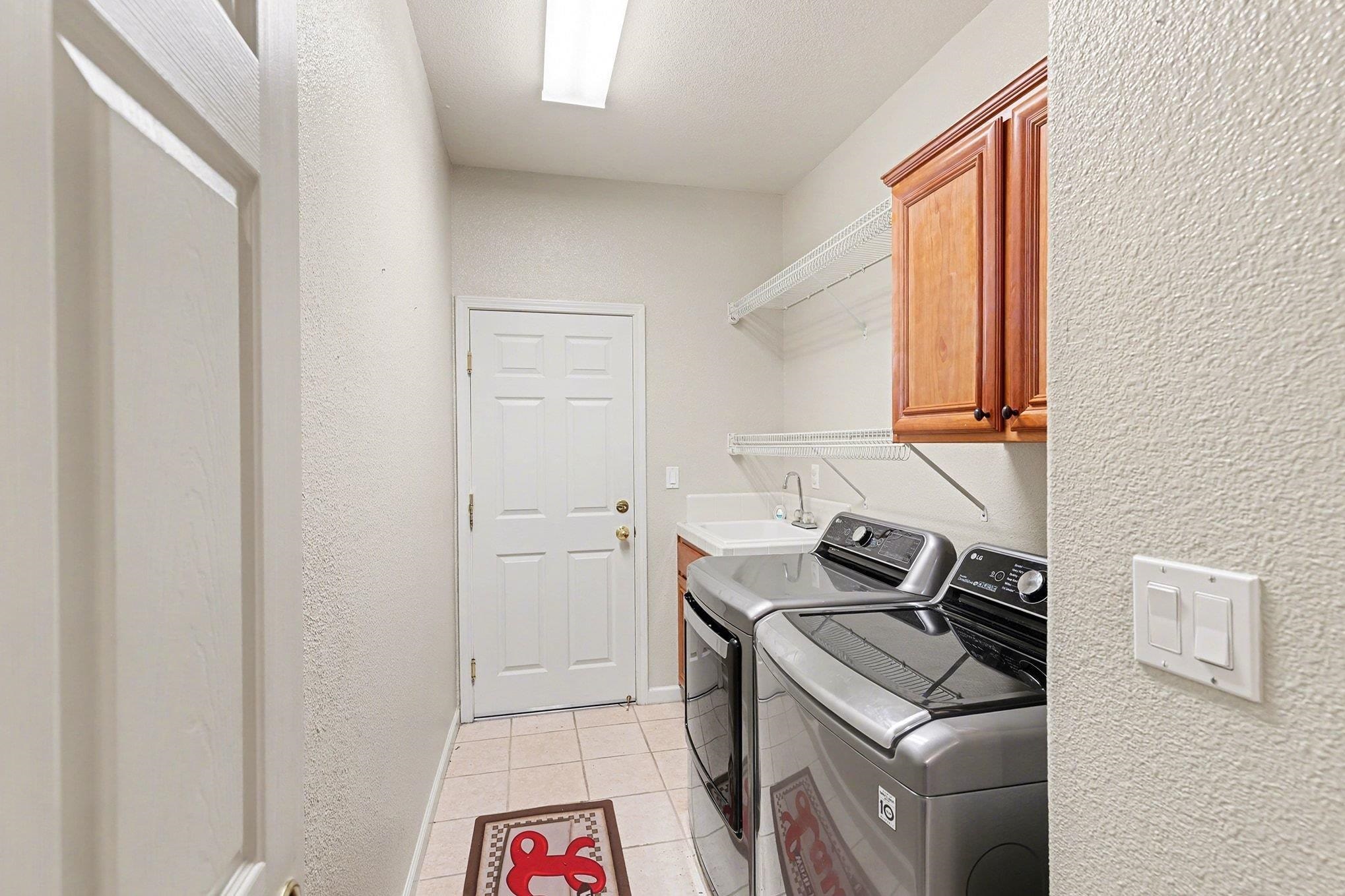369 Whistling Straits Way Rio Vista, CA 94571 - Photo 18 of 28 a bathroom with a sink toilet and mirror