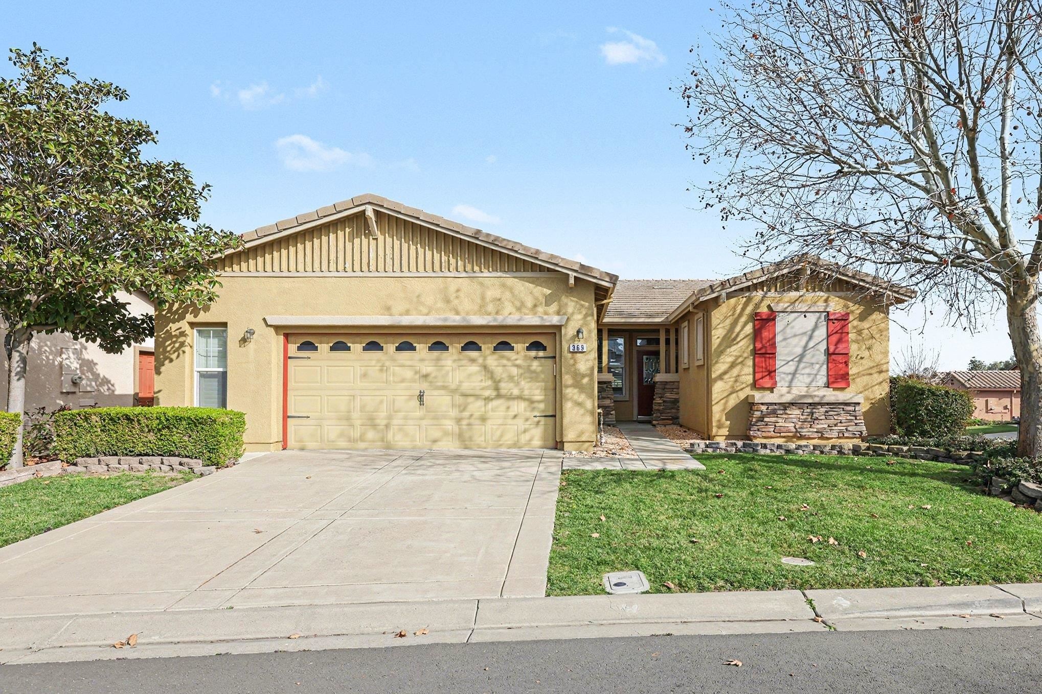 369 Whistling Straits Way Rio Vista, CA 94571 - Photo 2 of 28 a front view of a house with garden