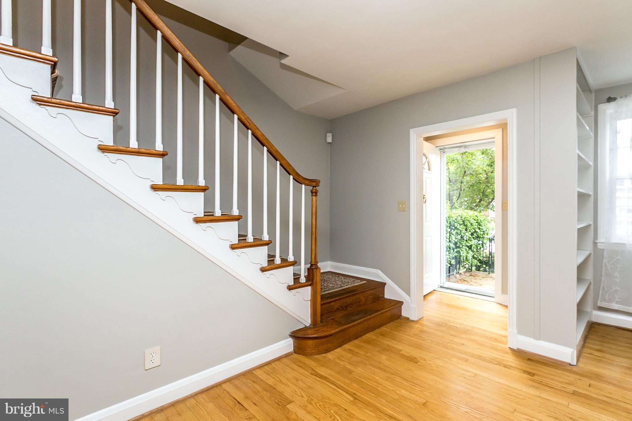 230 Blenheim Road Baltimore, MD 21212 - Photo 4 of 42 Inviting Foyer!