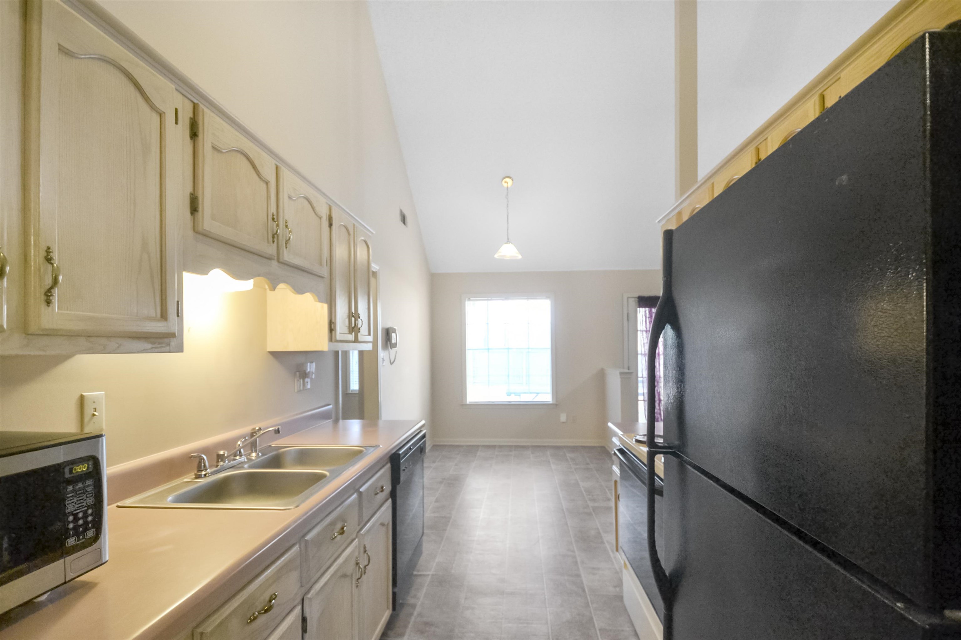 1441 Milestone Circle Collierville, TN 38017 - Photo 15 of 27 a bathroom with a sink a large mirror and a bathtub