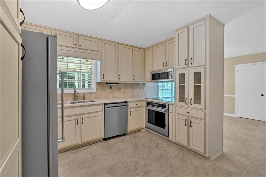 115 Creek Circle Stockbridge, GA 30281 - Photo 4 of 13