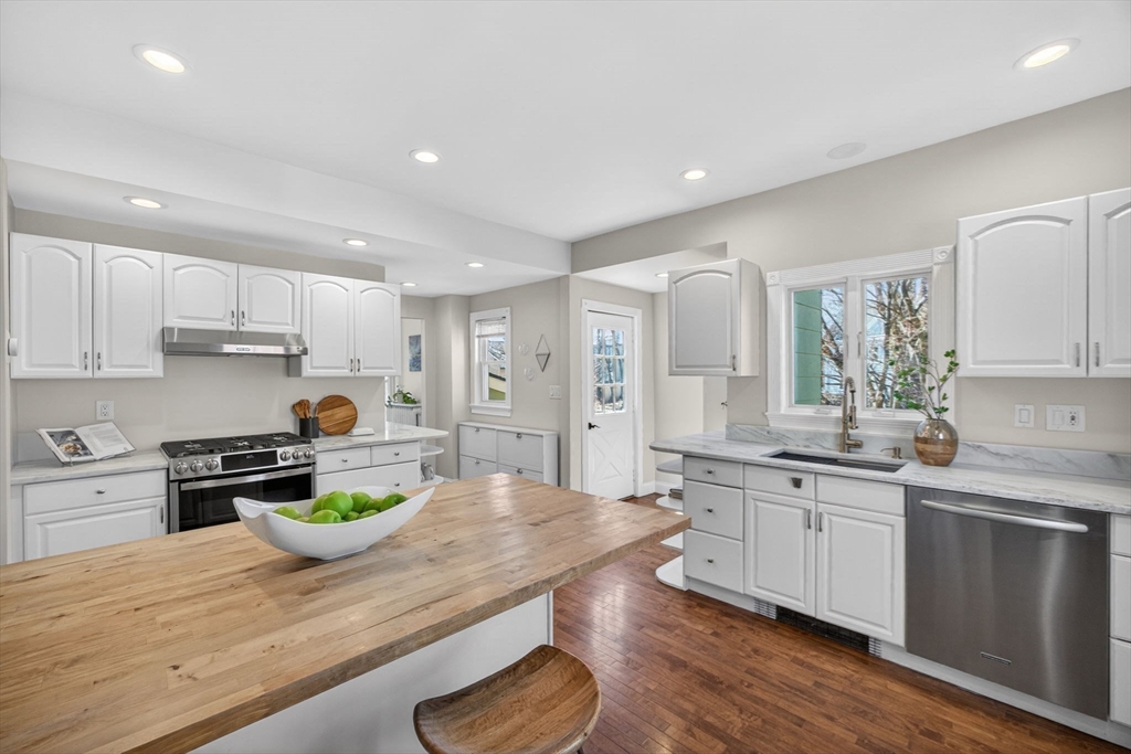 128 Rowe Street Melrose, MA 02176 - Photo 10 of 37