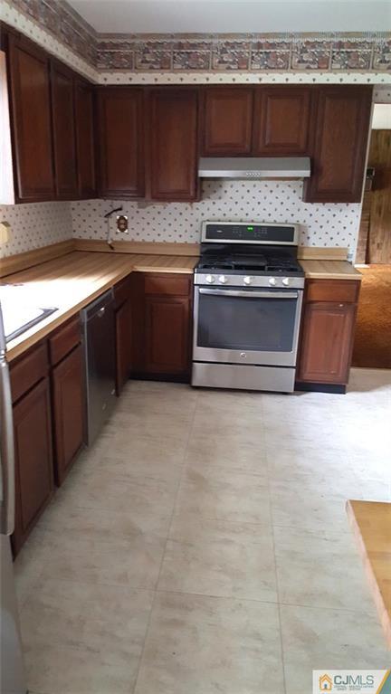 131 South Cliff Road Colonia, NJ 07067 - Photo 19 of 20 a kitchen with a sink and a stove