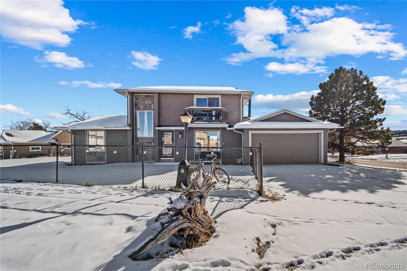 a view of a dinning table and chairs in the patio