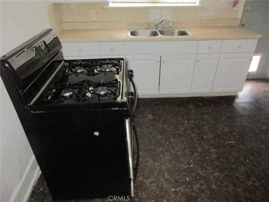 3076 Lemon Street Riverside, CA 92501 - Photo 8 of 28 3074 - KITCHEN