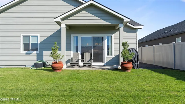 a view of a house with backyard and garden