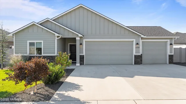 $550,000 | 208 Bratton Street, Prosser, WA 99350