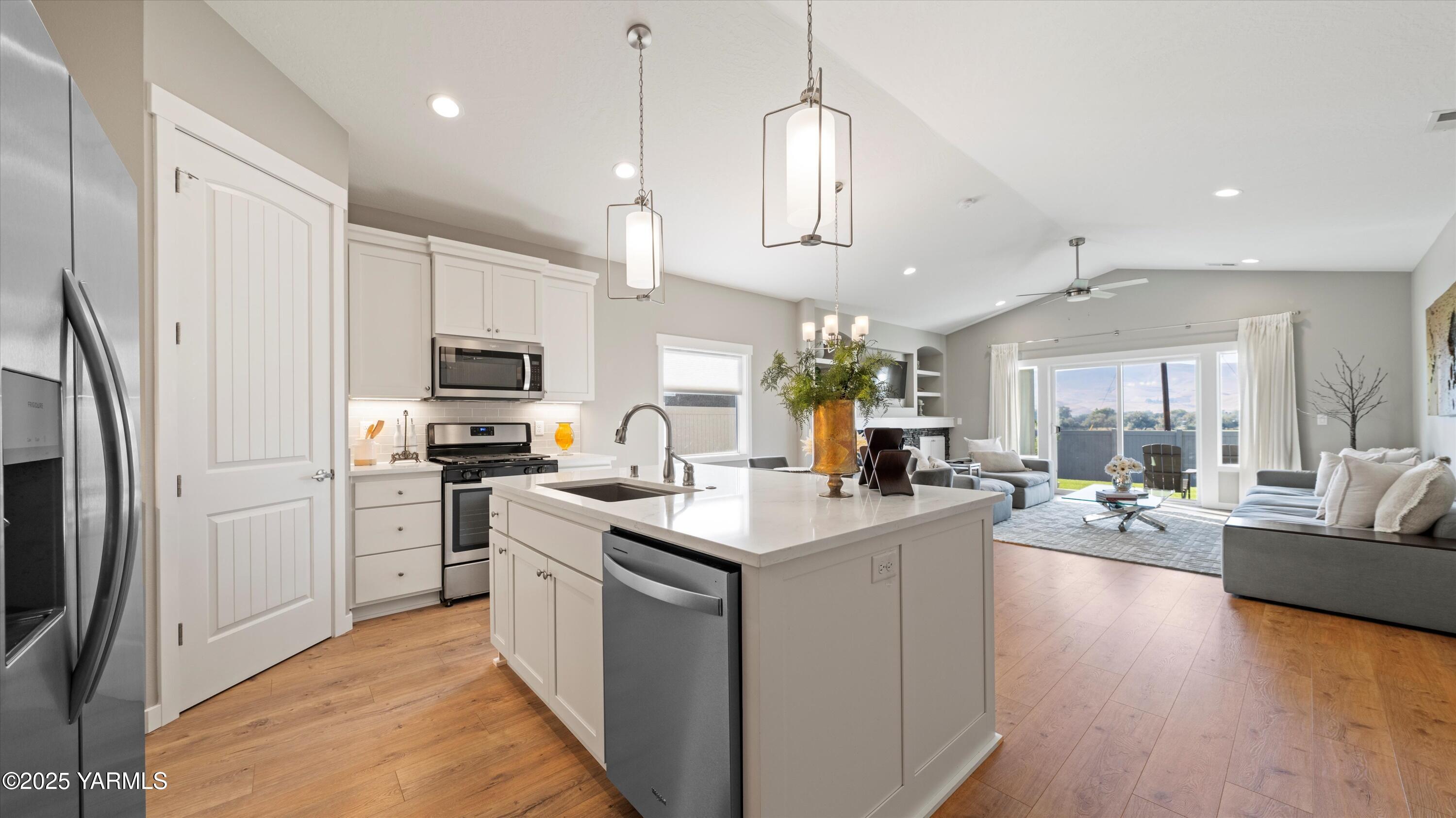 208 Bratton Street Prosser, WA 99350 - Photo 4 of 36 Spacious Open Concept