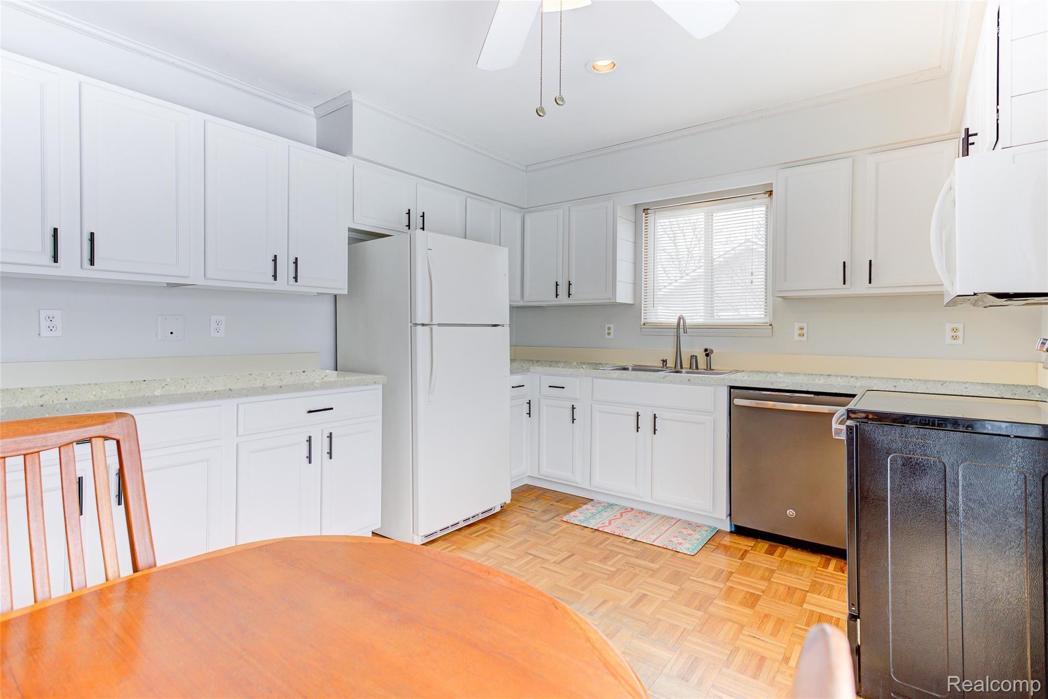 2455 Jones Road Waterford, MI 48327 - Photo 5 of 27 Updated kitchen