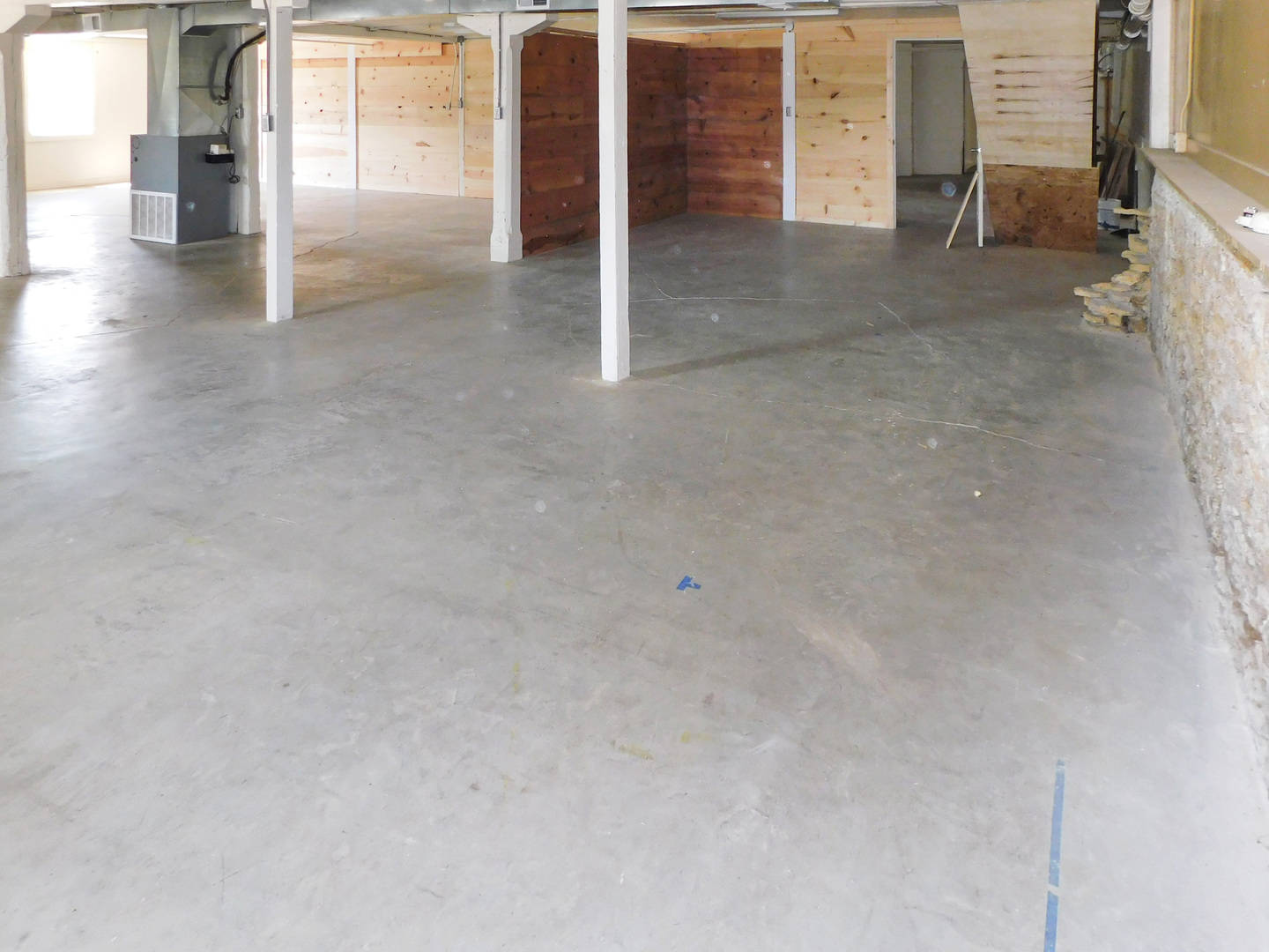 122 South Prairie Street, Unit 3 Rockton, IL 61072 - Photo 15 of 15 an empty room with windows