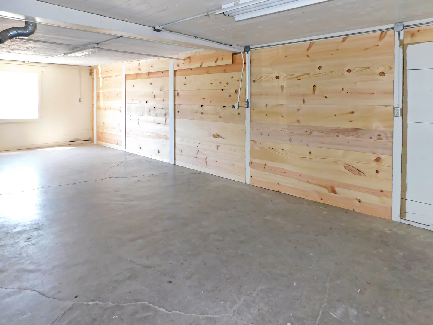 122 South Prairie Street, Unit 3 Rockton, IL 61072 - Photo 7 of 15 a view of an empty room with a window