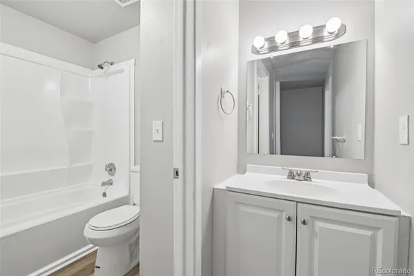 a view of a big room with an entryway