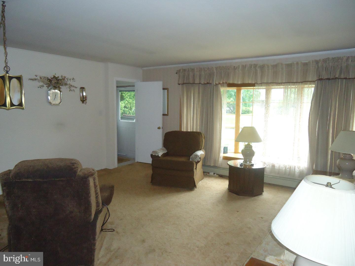 40 Crystal Road Levittown, PA 19057 - Photo 8 of 23 Living Room