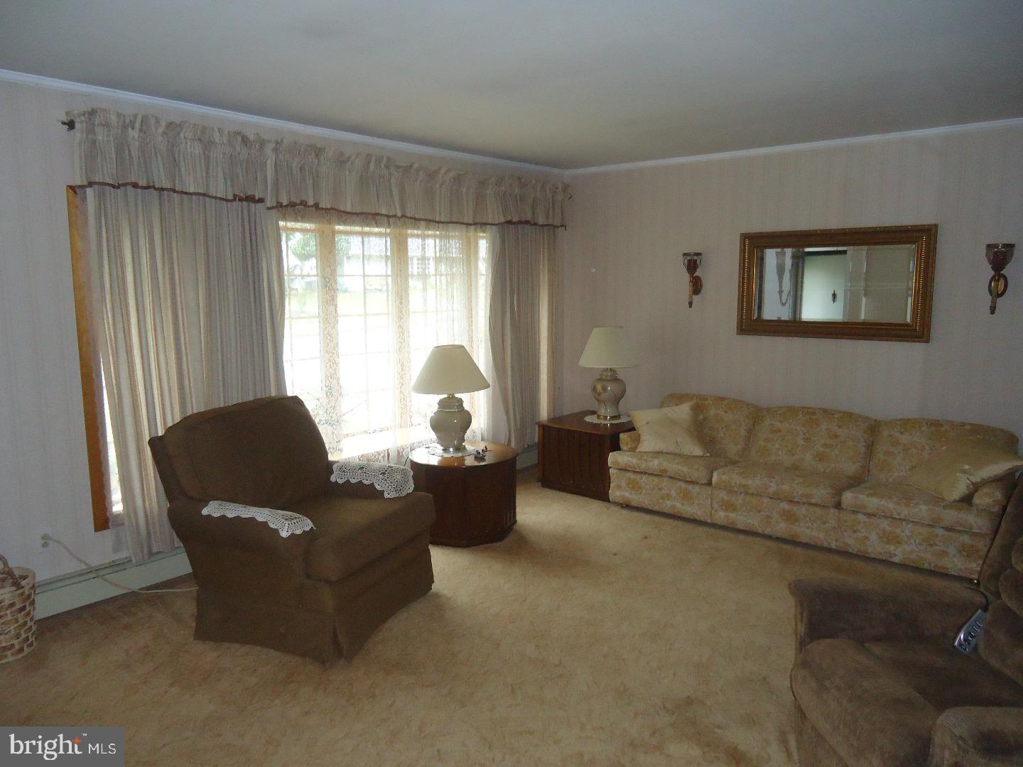 40 Crystal Road Levittown, PA 19057 - Photo 9 of 23 Living Room